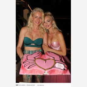 07-07-2022 Η Βίκυ Κάβουρα γιόρτασε τα γενέθλιά της με ένα Anniversary Party της Swimwear Collection “I-CRAB”