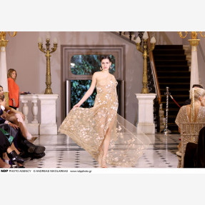 Ο Βασίλειος Κωστέτσος παρουσίασε την εμβληματική συλλογή του «L’Olympien Art Couture» στην Πρεσβεία της Γαλλίας