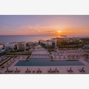 Ένα αξέχαστο closing weekend για τη Ζήνα Κουτσελίνη και την ομάδα της εκπομπής “Αλήθειες με τη Ζήνα” στο resort κόσμημα της Κύπρου “Cap St Georges Hotel & Resort”!