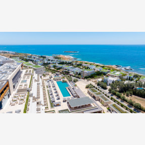 Ένα αξέχαστο closing weekend για τη Ζήνα Κουτσελίνη και την ομάδα της εκπομπής “Αλήθειες με τη Ζήνα” στο resort κόσμημα της Κύπρου “Cap St Georges Hotel & Resort”!