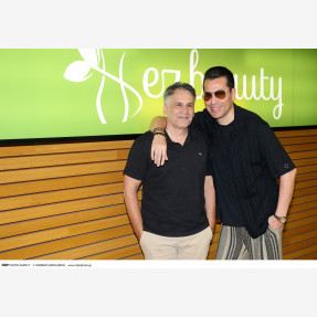 Αγαπημένα πρόσωπα της ελληνικής showbiz επισκέπτονται ξανά και ξανά το σύγχρονο ιατρείο “Ez Beauty” για την απόλυτη φροντίδα της ομορφιάς τους!