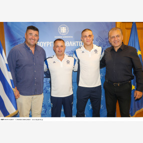 Ο Παγκόσμιος πρωταθλητής Πάλης Γιώργος Κουγιουμτσίδης δέχθηκε τα θερμά συγχαρητήρια, για την ιστορική του νίκη, από τον αναπληρωτή υπουργό Αθλητισμού κ.Γιάννη Βρούτση και τον Πρόεδρο της Ελληνικής Ολυμπιακής Επιτροπής κ.Ισίδωρο Κούβελο!