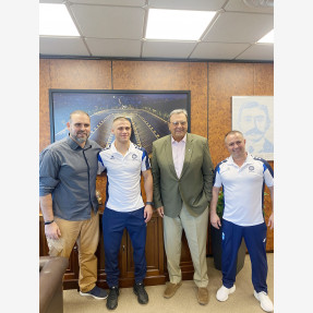 Ο Παγκόσμιος πρωταθλητής Πάλης Γιώργος Κουγιουμτσίδης δέχθηκε τα θερμά συγχαρητήρια, για την ιστορική του νίκη, από τον αναπληρωτή υπουργό Αθλητισμού κ.Γιάννη Βρούτση και τον Πρόεδρο της Ελληνικής Ολυμπιακής Επιτροπής κ.Ισίδωρο Κούβελο!