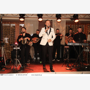 Λαμπερός γάμος για τον αγαπημένο τραγουδιστή Αλέξανδρο Νότα και την καλλονή σύζυγο του και γνωστή επιχειρηματία στον κλάδο του τουρισμού, Κωνσταντίνα Κόλλια στην Αθηναϊκή Ριβιέρα!