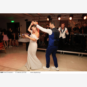 Λαμπερός γάμος για τον αγαπημένο τραγουδιστή Αλέξανδρο Νότα και την καλλονή σύζυγο του και γνωστή επιχειρηματία στον κλάδο του τουρισμού, Κωνσταντίνα Κόλλια στην Αθηναϊκή Ριβιέρα!