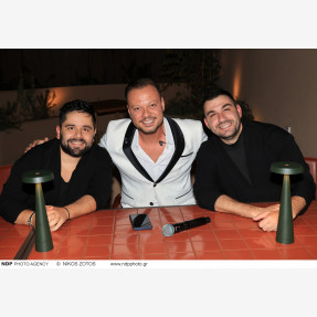 Λαμπερός γάμος για τον αγαπημένο τραγουδιστή Αλέξανδρο Νότα και την καλλονή σύζυγο του και γνωστή επιχειρηματία στον κλάδο του τουρισμού, Κωνσταντίνα Κόλλια στην Αθηναϊκή Ριβιέρα!