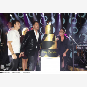 Ο μοναδικός Γιώργος Τσαλίκης γιόρτασε τα 50 του χρόνια στο “Πάρτυ της ζωής του” έχοντας στο πλευρό του οικογένεια και φίλους!