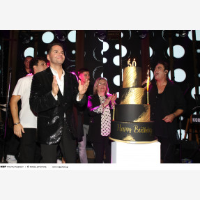 Ο μοναδικός Γιώργος Τσαλίκης γιόρτασε τα 50 του χρόνια στο “Πάρτυ της ζωής του” έχοντας στο πλευρό του οικογένεια και φίλους!