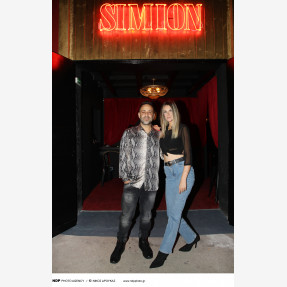 Ο Γιώργος Γιαννιάς «ετοιμάζει ταξίδι» στο απόλυτο «Simion» της διασκέδασης στον Πειραιά, πραγματοποιώντας μία sold out πρεμιέρα