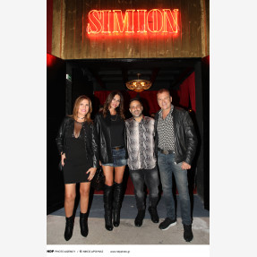 Ο Γιώργος Γιαννιάς «ετοιμάζει ταξίδι» στο απόλυτο «Simion» της διασκέδασης στον Πειραιά, πραγματοποιώντας μία sold out πρεμιέρα