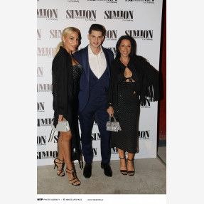 Ο Γιώργος Γιαννιάς «ετοιμάζει ταξίδι» στο απόλυτο «Simion» της διασκέδασης στον Πειραιά, πραγματοποιώντας μία sold out πρεμιέρα