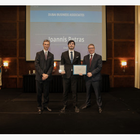 Διεθνής επιτυχία στο Ντουμπάι για τον Έλληνα δικηγόρο Γιάννη Πετρά, εκπρόσωπο της νέας γενιάς των “future global leaders”, που διακρίθηκε σε πρόγραμμα υπό την αιγίδα του Σεϊχη του Dubai, Mohammed bin Rashid Al Maktoum!
