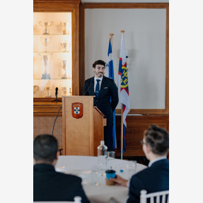 Διεθνής επιτυχία στο Ντουμπάι για τον Έλληνα δικηγόρο Γιάννη Πετρά, εκπρόσωπο της νέας γενιάς των “future global leaders”, που διακρίθηκε σε πρόγραμμα υπό την αιγίδα του Σεϊχη του Dubai, Mohammed bin Rashid Al Maktoum!