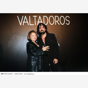 Ένα Glass Floor γηπέδου μετατράπηκε για πρώτη φορά σε Catwalk!  Μία πασαρέλα διεθνών προδιαγραφών στην Ελλάδα