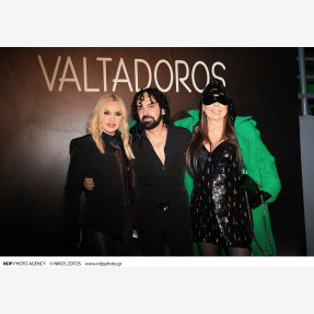 Ένα Glass Floor γηπέδου μετατράπηκε για πρώτη φορά σε Catwalk!  Μία πασαρέλα διεθνών προδιαγραφών στην Ελλάδα