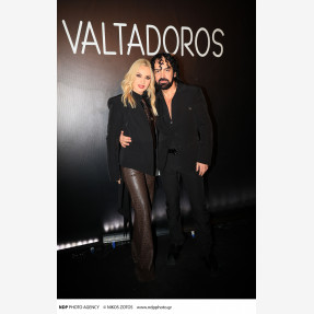 Ένα Glass Floor γηπέδου μετατράπηκε για πρώτη φορά σε Catwalk!  Μία πασαρέλα διεθνών προδιαγραφών στην Ελλάδα