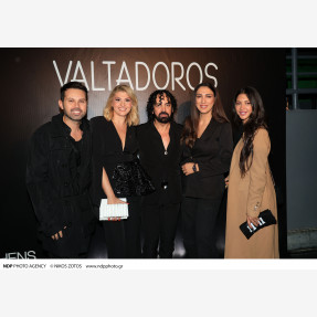 Ένα Glass Floor γηπέδου μετατράπηκε για πρώτη φορά σε Catwalk!  Μία πασαρέλα διεθνών προδιαγραφών στην Ελλάδα