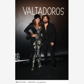 Ένα Glass Floor γηπέδου μετατράπηκε για πρώτη φορά σε Catwalk!  Μία πασαρέλα διεθνών προδιαγραφών στην Ελλάδα