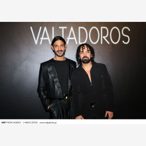 Ένα Glass Floor γηπέδου μετατράπηκε για πρώτη φορά σε Catwalk!  Μία πασαρέλα διεθνών προδιαγραφών στην Ελλάδα