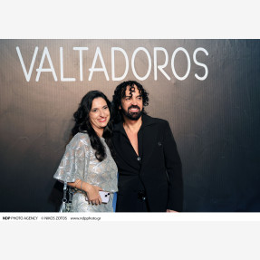 Ένα Glass Floor γηπέδου μετατράπηκε για πρώτη φορά σε Catwalk!  Μία πασαρέλα διεθνών προδιαγραφών στην Ελλάδα