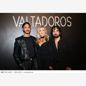 Ένα Glass Floor γηπέδου μετατράπηκε για πρώτη φορά σε Catwalk!  Μία πασαρέλα διεθνών προδιαγραφών στην Ελλάδα