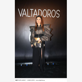 Ένα Glass Floor γηπέδου μετατράπηκε για πρώτη φορά σε Catwalk!  Μία πασαρέλα διεθνών προδιαγραφών στην Ελλάδα