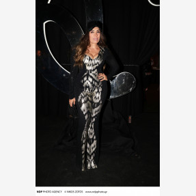 Ένα Glass Floor γηπέδου μετατράπηκε για πρώτη φορά σε Catwalk!  Μία πασαρέλα διεθνών προδιαγραφών στην Ελλάδα