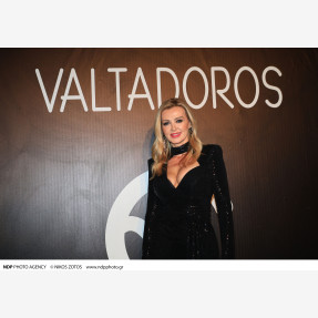 Ένα Glass Floor γηπέδου μετατράπηκε για πρώτη φορά σε Catwalk!  Μία πασαρέλα διεθνών προδιαγραφών στην Ελλάδα