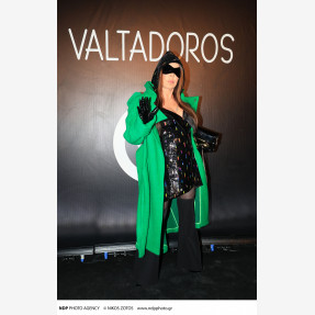 Ένα Glass Floor γηπέδου μετατράπηκε για πρώτη φορά σε Catwalk!  Μία πασαρέλα διεθνών προδιαγραφών στην Ελλάδα