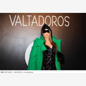 Ένα Glass Floor γηπέδου μετατράπηκε για πρώτη φορά σε Catwalk!  Μία πασαρέλα διεθνών προδιαγραφών στην Ελλάδα