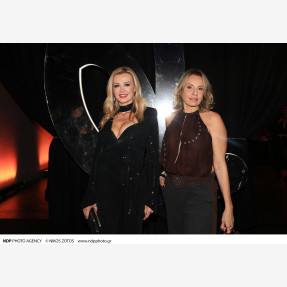 Ένα Glass Floor γηπέδου μετατράπηκε για πρώτη φορά σε Catwalk!  Μία πασαρέλα διεθνών προδιαγραφών στην Ελλάδα