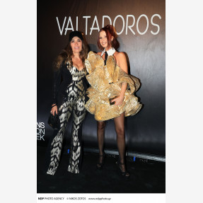 Ένα Glass Floor γηπέδου μετατράπηκε για πρώτη φορά σε Catwalk!  Μία πασαρέλα διεθνών προδιαγραφών στην Ελλάδα