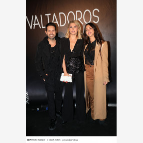 Ένα Glass Floor γηπέδου μετατράπηκε για πρώτη φορά σε Catwalk!  Μία πασαρέλα διεθνών προδιαγραφών στην Ελλάδα