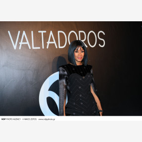 Ένα Glass Floor γηπέδου μετατράπηκε για πρώτη φορά σε Catwalk!  Μία πασαρέλα διεθνών προδιαγραφών στην Ελλάδα