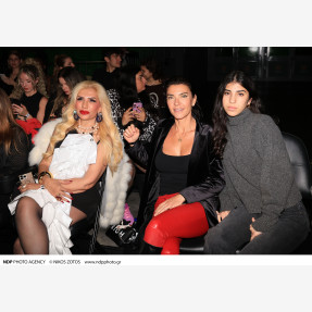 Ένα Glass Floor γηπέδου μετατράπηκε για πρώτη φορά σε Catwalk!  Μία πασαρέλα διεθνών προδιαγραφών στην Ελλάδα