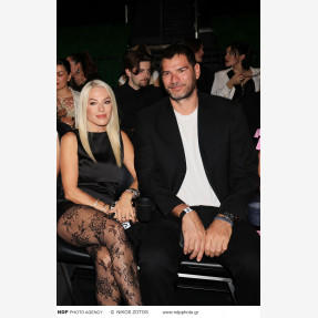 Ένα Glass Floor γηπέδου μετατράπηκε για πρώτη φορά σε Catwalk!  Μία πασαρέλα διεθνών προδιαγραφών στην Ελλάδα