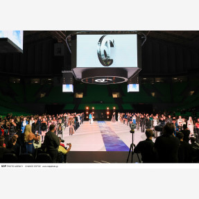 Ένα Glass Floor γηπέδου μετατράπηκε για πρώτη φορά σε Catwalk!  Μία πασαρέλα διεθνών προδιαγραφών στην Ελλάδα