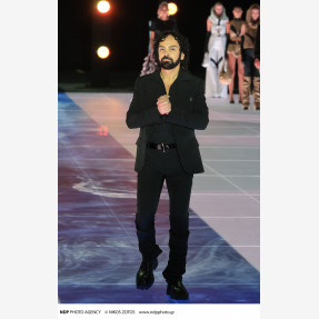 Ένα Glass Floor γηπέδου μετατράπηκε για πρώτη φορά σε Catwalk!  Μία πασαρέλα διεθνών προδιαγραφών στην Ελλάδα