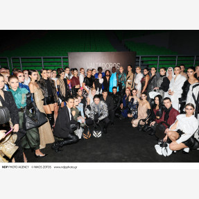 Ένα Glass Floor γηπέδου μετατράπηκε για πρώτη φορά σε Catwalk!  Μία πασαρέλα διεθνών προδιαγραφών στην Ελλάδα