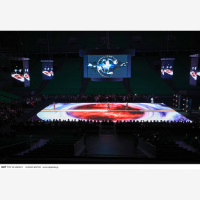 Ένα Glass Floor γηπέδου μετατράπηκε για πρώτη φορά σε Catwalk!  Μία πασαρέλα διεθνών προδιαγραφών στην Ελλάδα