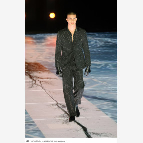 Ένα Glass Floor γηπέδου μετατράπηκε για πρώτη φορά σε Catwalk!  Μία πασαρέλα διεθνών προδιαγραφών στην Ελλάδα