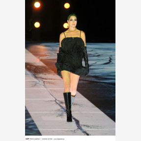 Ένα Glass Floor γηπέδου μετατράπηκε για πρώτη φορά σε Catwalk!  Μία πασαρέλα διεθνών προδιαγραφών στην Ελλάδα