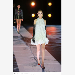 Ένα Glass Floor γηπέδου μετατράπηκε για πρώτη φορά σε Catwalk!  Μία πασαρέλα διεθνών προδιαγραφών στην Ελλάδα