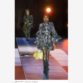 Ένα Glass Floor γηπέδου μετατράπηκε για πρώτη φορά σε Catwalk!  Μία πασαρέλα διεθνών προδιαγραφών στην Ελλάδα