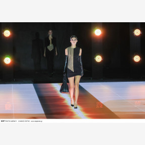 Ένα Glass Floor γηπέδου μετατράπηκε για πρώτη φορά σε Catwalk!  Μία πασαρέλα διεθνών προδιαγραφών στην Ελλάδα