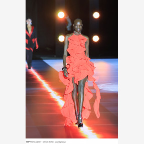 Ένα Glass Floor γηπέδου μετατράπηκε για πρώτη φορά σε Catwalk!  Μία πασαρέλα διεθνών προδιαγραφών στην Ελλάδα