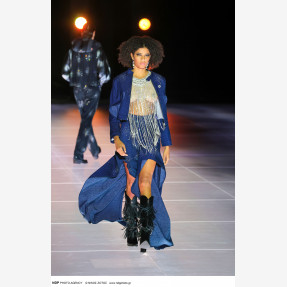 Ένα Glass Floor γηπέδου μετατράπηκε για πρώτη φορά σε Catwalk!  Μία πασαρέλα διεθνών προδιαγραφών στην Ελλάδα