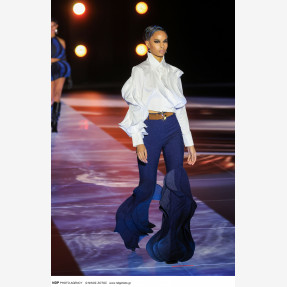 Ένα Glass Floor γηπέδου μετατράπηκε για πρώτη φορά σε Catwalk!  Μία πασαρέλα διεθνών προδιαγραφών στην Ελλάδα