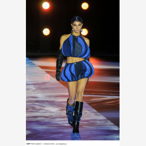 Ένα Glass Floor γηπέδου μετατράπηκε για πρώτη φορά σε Catwalk!  Μία πασαρέλα διεθνών προδιαγραφών στην Ελλάδα