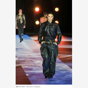 Ένα Glass Floor γηπέδου μετατράπηκε για πρώτη φορά σε Catwalk!  Μία πασαρέλα διεθνών προδιαγραφών στην Ελλάδα